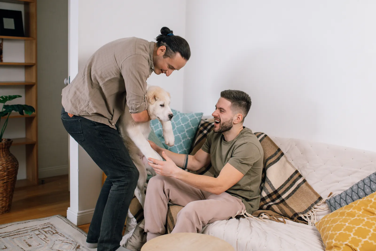 Família interagindo com cachorro dentro de casa